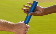 九游娱乐网页-赛道烽烟，拉塞尔点燃赛场，迈凯伦鏖战红牛二队