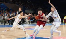 九游娱乐app下载-篮球比赛中出现了激烈的对抗和紧张的局面