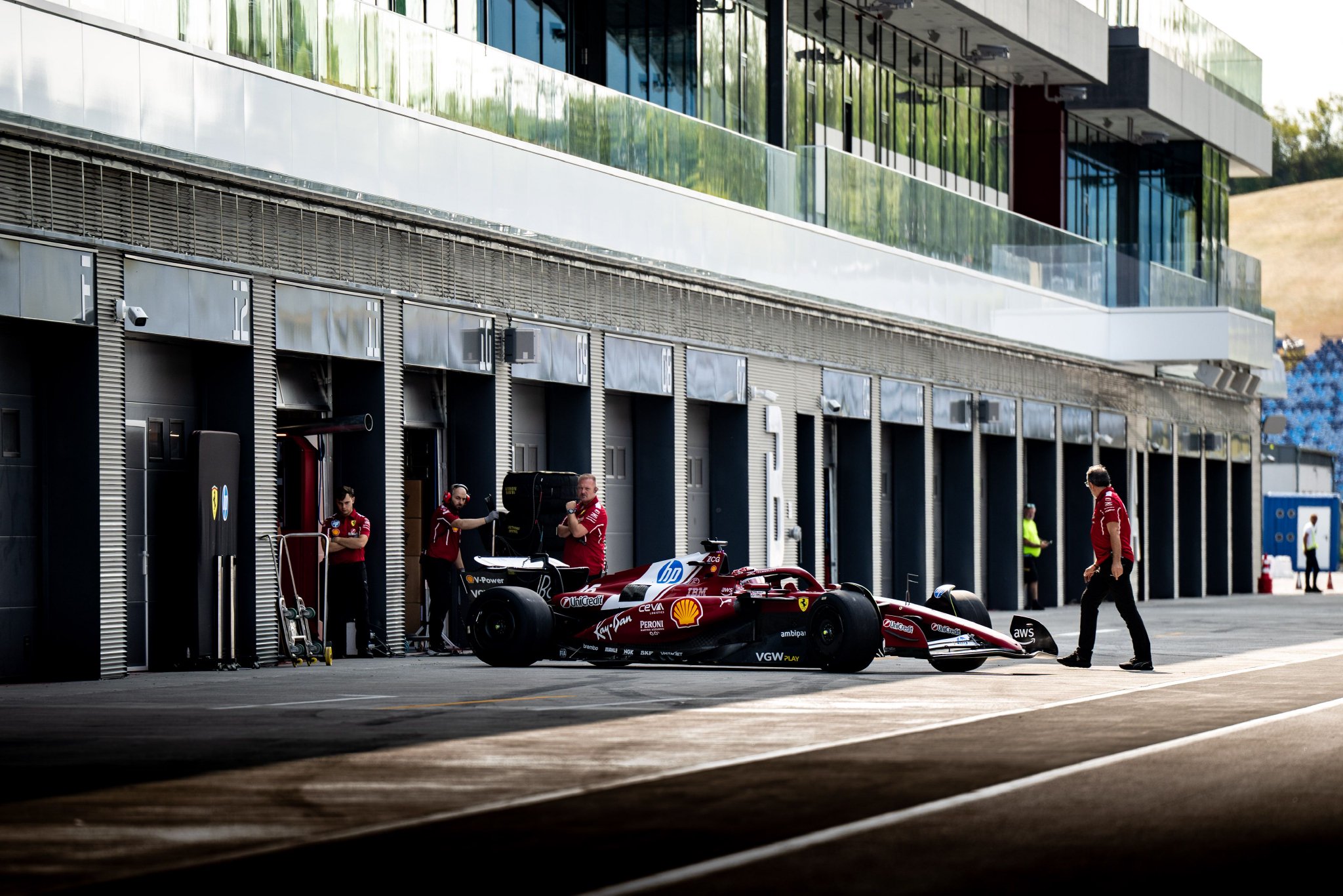 红牛车队逆转索伯车队，勒克莱尔带队取胜