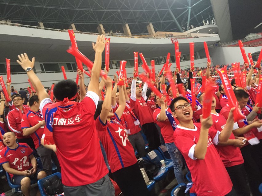 主场气氛热烈，球迷助威成为帮手的简单介绍