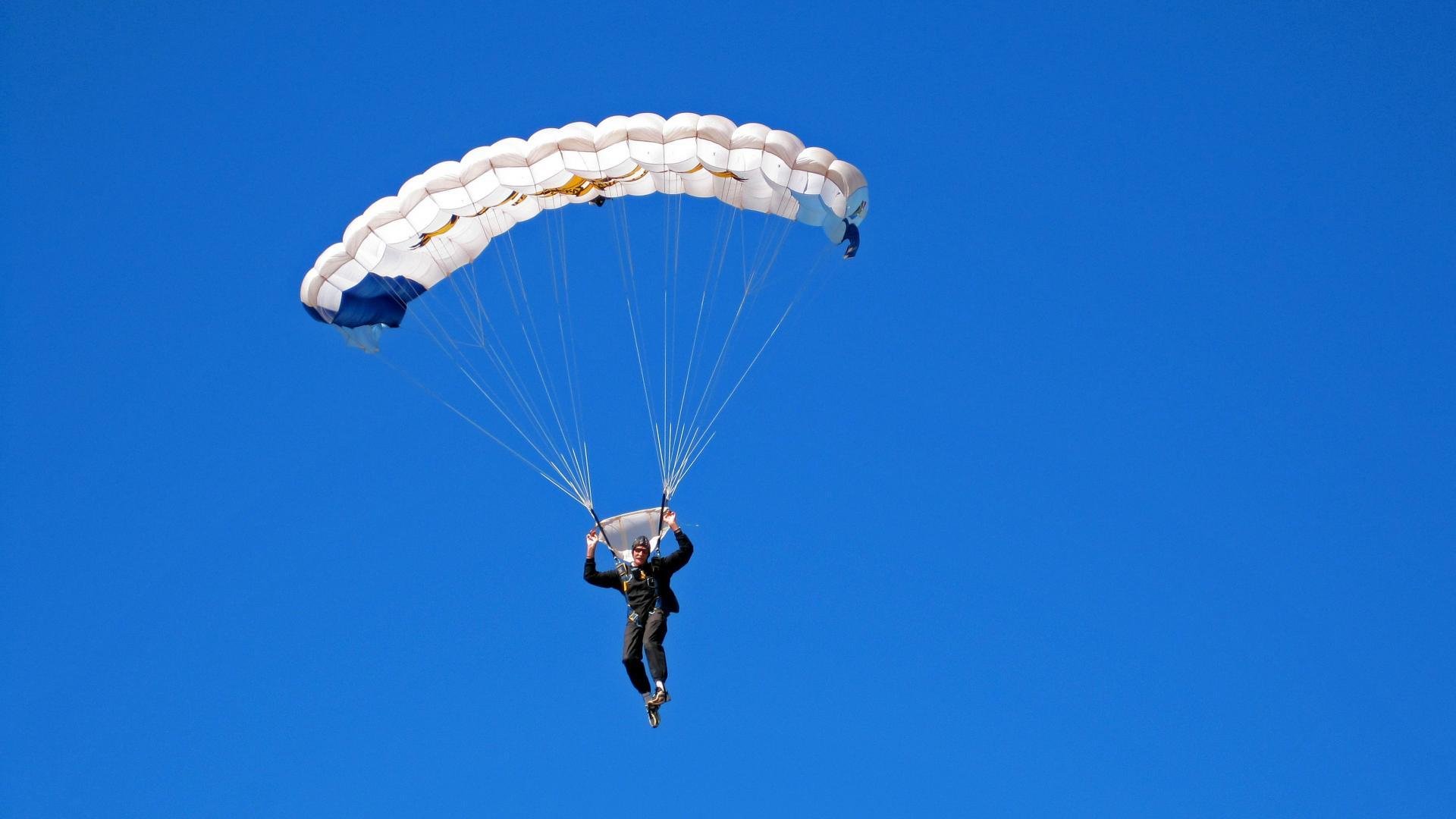 赛道与球场，F1街道赛之夜与孙兴慜的关键节点连续得分